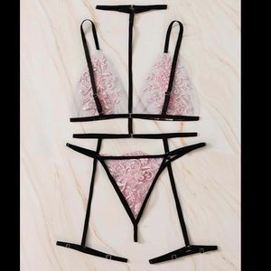 Pretty pink floral lingerie ✨